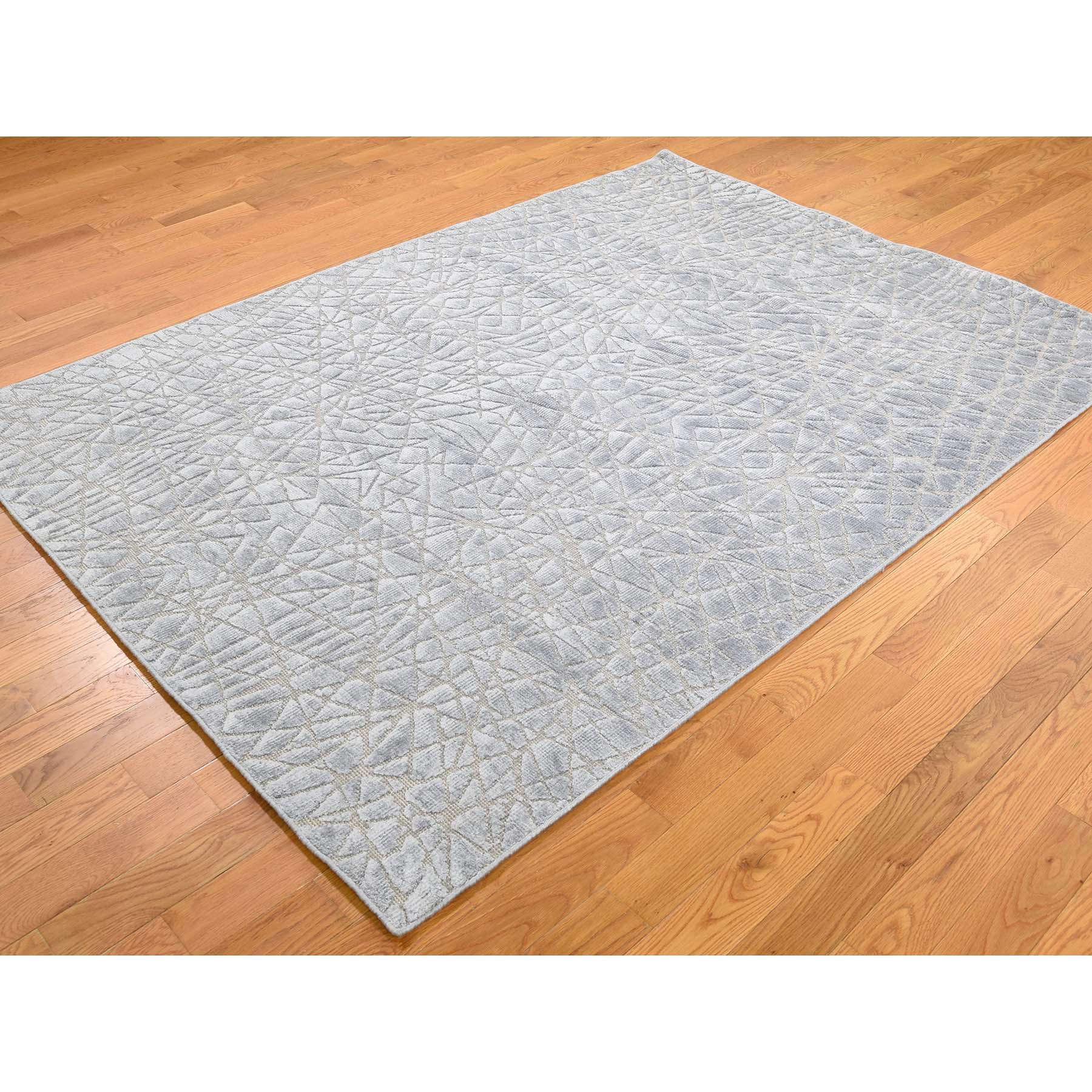 5'1"x7' Flat Pile with Raised Silk Hand Knotted Tone on Tone Oriental